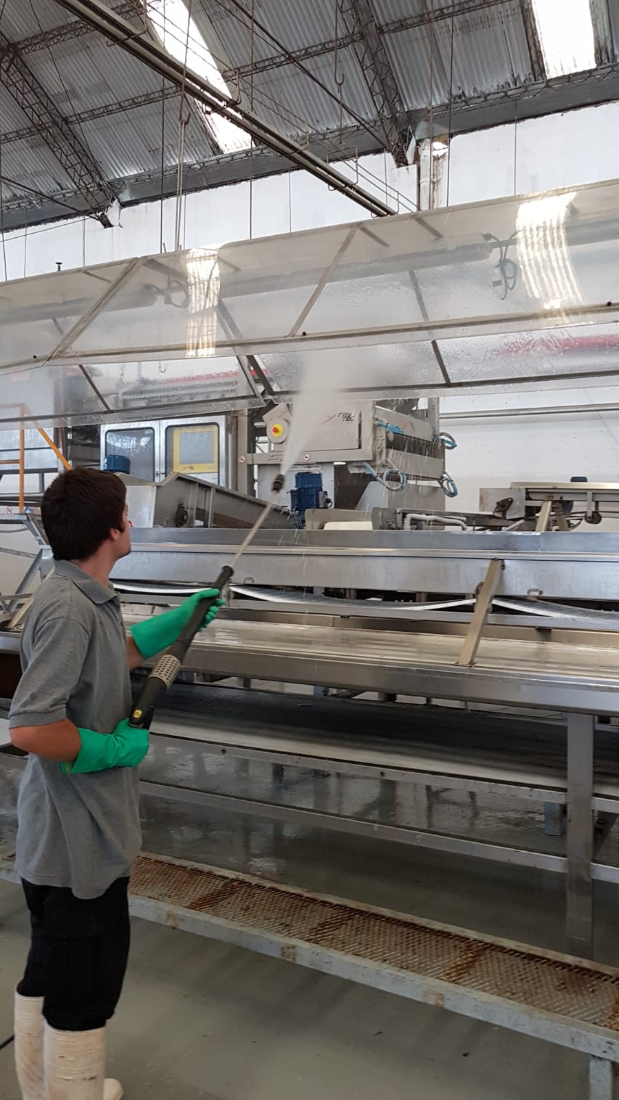 Limpieza industrial profesional con maquinaria especializada